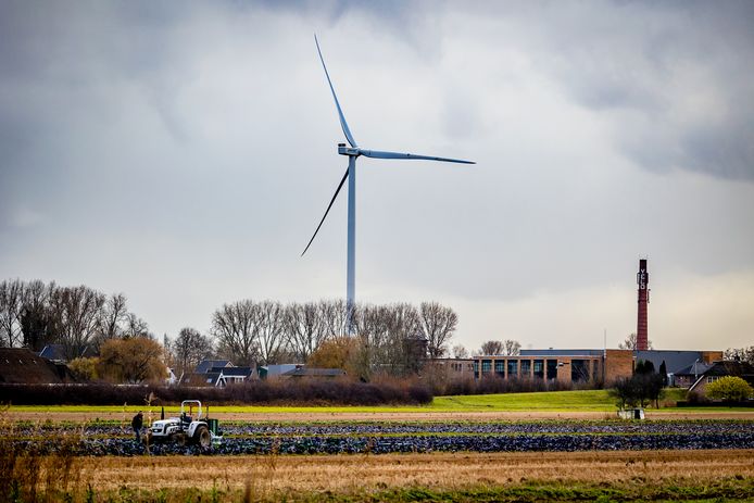 Een megaturbine van Windpark Oude Maas in de Hoeksche Waard gezien vanuit Barendrecht.
