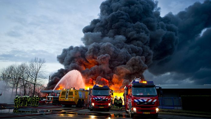 Brandweerlieden bestrijden de brand die woedt bij Chemie-Pack in Moerdijk.