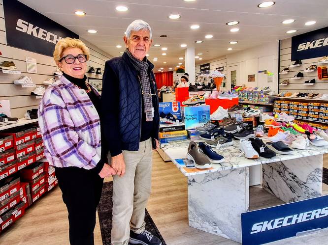 NET OPEN. Yvette (75) en Norbert (82) openen de eerste Skechers schoenenwinkel aan de kust: “Nicole en Hugo pasten hun schoenen in onze stock”