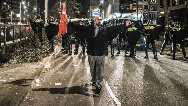 Een betoging liep gisternacht in Rotterdam uit op rellen Beeld Joris van Gennip   