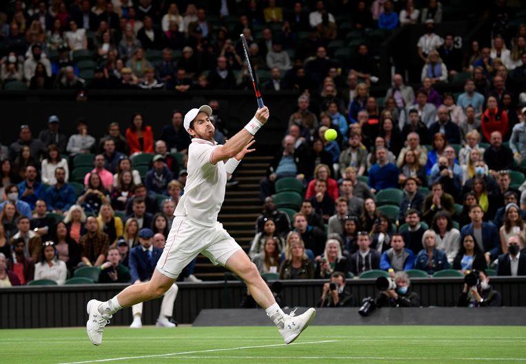 In een heerlijke partij knokte Andy Murray zich woensdag in vijf sets langs de Duitser Oscar Otte.  Beeld TOBY MELVILLE/Reuters
