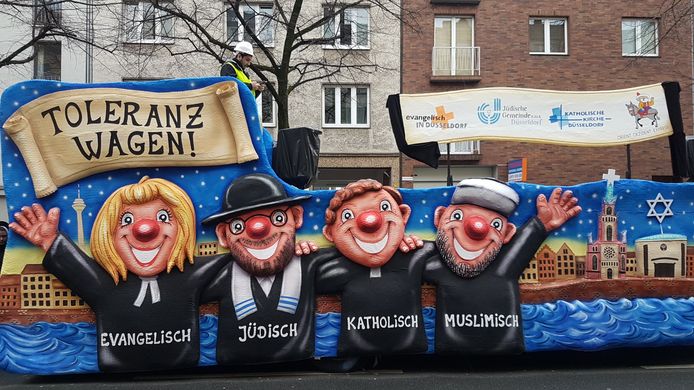 De tolerantiewagen in de Duitse stad Düsseldorf tijdens carnaval.