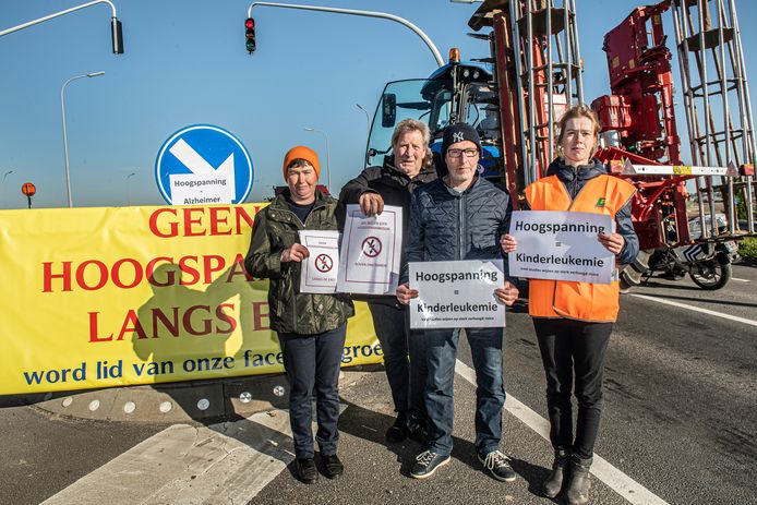 De buurtbewoners maken hun bezorgdheden duidelijk met tal van slogans.