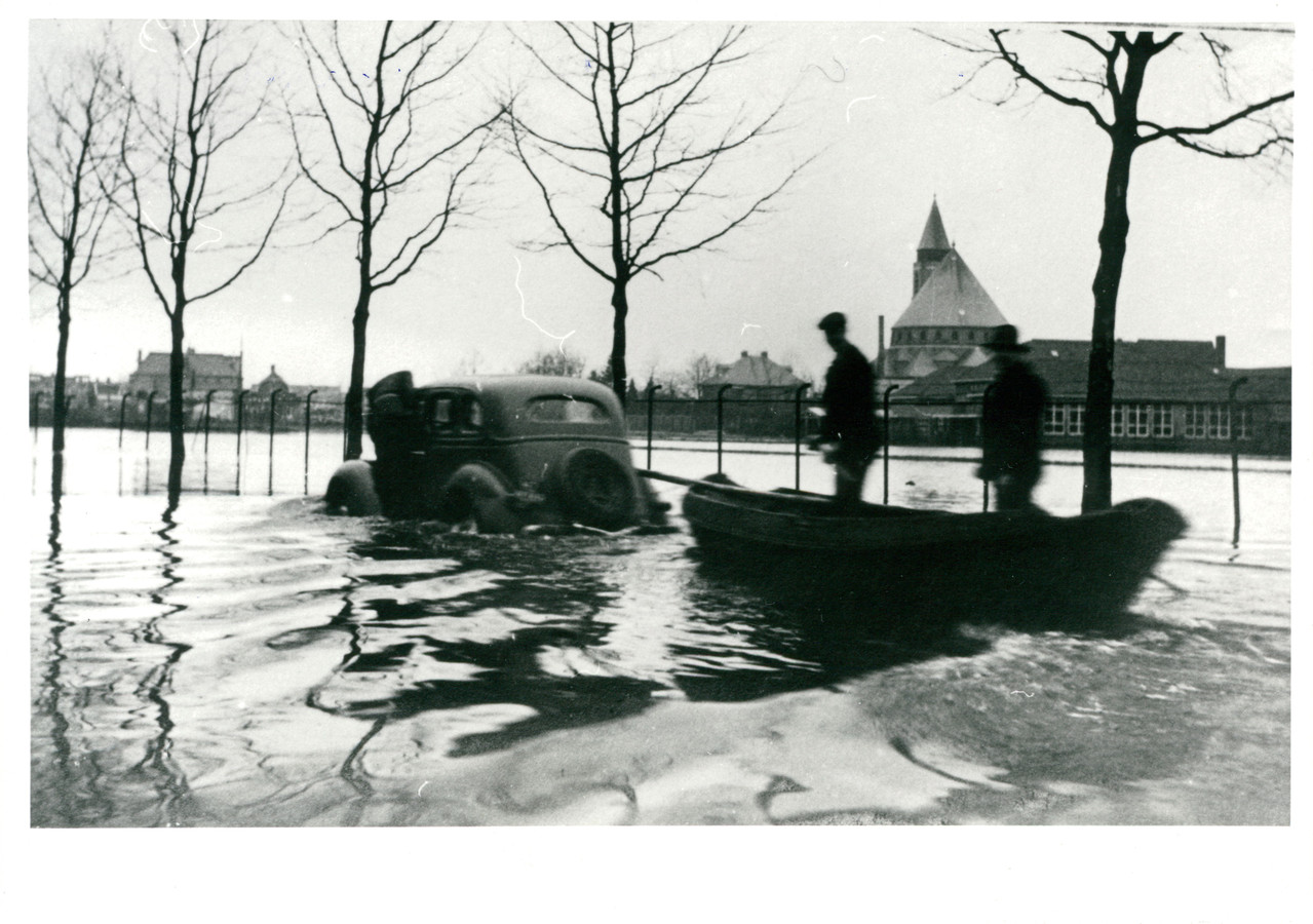 Wateroverlast is van alle tijden, zoals op deze oude foto uit de Almelose Violierstraat te zien is.