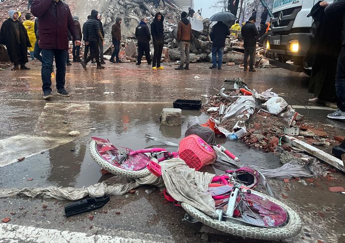 Een fiets in de kreukels na de aardbeving die de Turkse plaats Sanliurfa trof.  In het zuidoosten van Turkije en de grensstreek in Syrië verloren honderden bewoners hun leven bij de aardbeving met een kracht van 7,8 op de schaal van Richter.