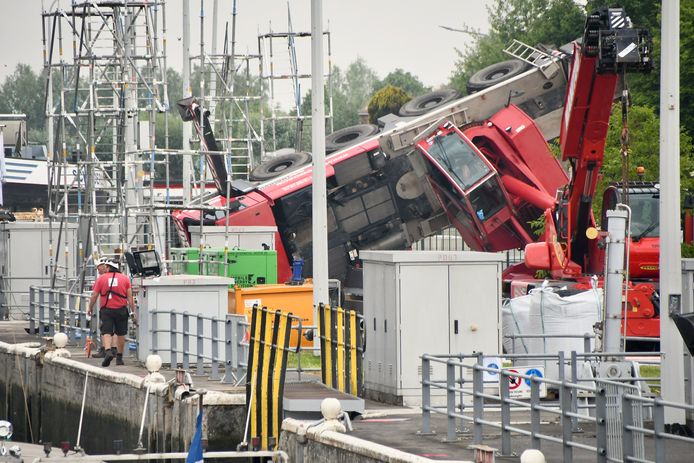 De 48 ton zware kraan helde over en kantelde, op de werf aan het sluizencomplex in Ooigem.