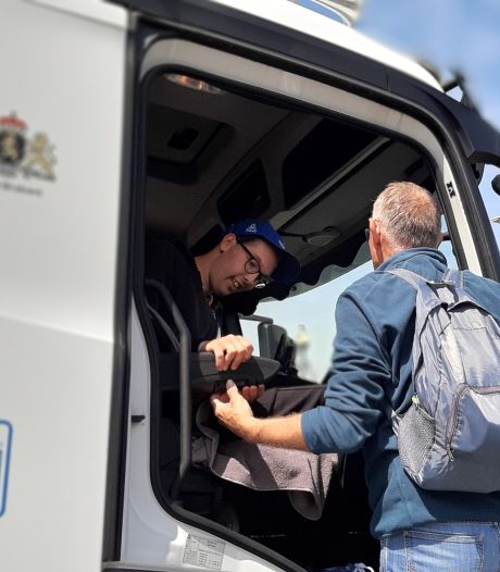 Bijrijders genieten van Truckrun door West-Brabant: ‘Toeteren, zwaaien en sjansen met de meisjes die terugzwaaien’