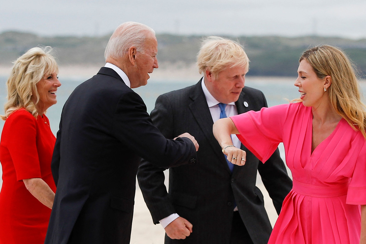 Carrie Johnson (rechts) begroet het Amerikaanse presidentsechtpaar Jill en Joe Biden (links) bij de G7-top in Cornwall, 2021.  Beeld AFP