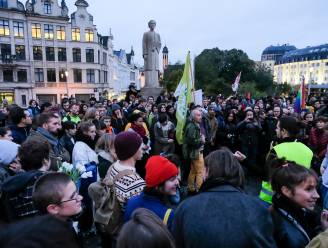 Gele hesjes en klimaatbetogers voeren actie tegen politiegeweld op het Brusselse Albertinaplein