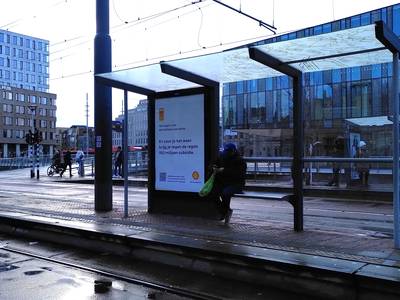 Actievoerders hangen in Delft posters op die wijzen op de ‘misleidende’ reclames van Shell