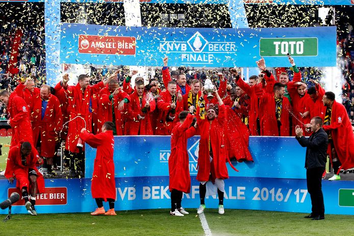 De van in de herhaling: 'Vriendenteam Vitesse verovert historische prijs' | Vitesse |