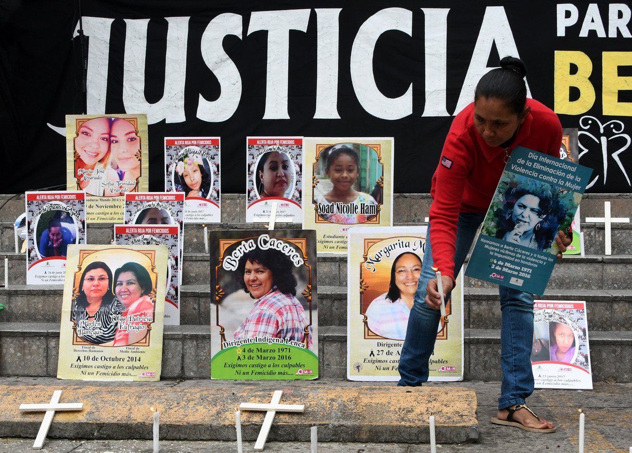 Kaarsen worden aangestoken bij de herdenking in Tegucigalpa van de moord op activiste Berta Caceres and andere vrouwen in Honduras.  Beeld AFP