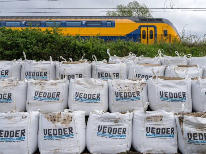 Zandzakken langs spoor zorgen toch voor vertraging tussen Utrecht en Tilburg, NS haalt overstap in Den Bosch uit reisplanner