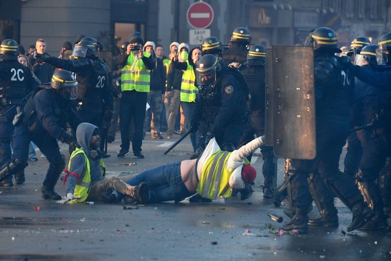De afgelopen jaren kwamen veel gevallen van politiegeweld in Frankrijk aan het licht dankzij filmende omstanders. Beeld AFP