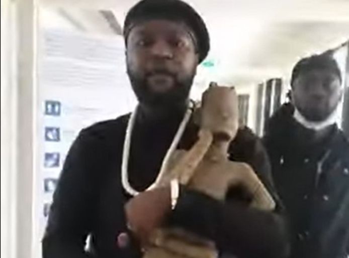 Activisten hebben een houten beeld gestolen uit het Afrika Museum in Berg en Dal.