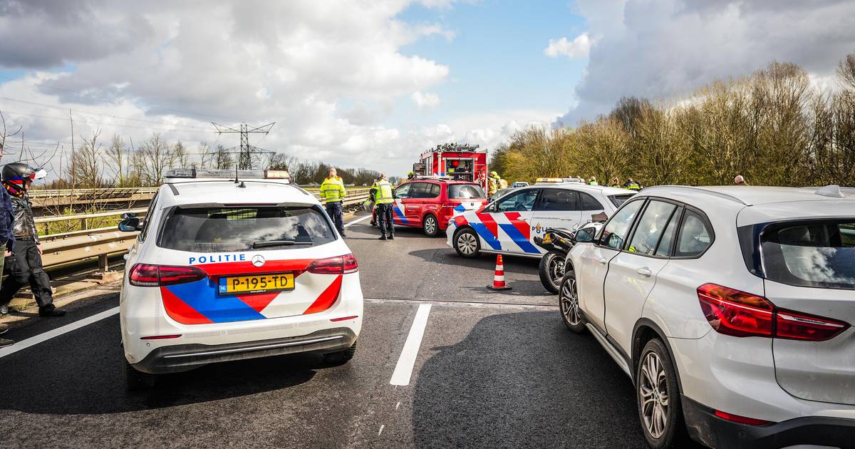 Ernstig ongeluk op de A15 zorgt voor vertraging: weg tussen Valburg en Elst is gesloten.