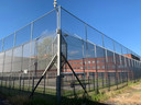 Hoge netten moeten voorkomen dat er smokkelwaar op de luchtplaats van de Dordtse gevangenis terecht komt.