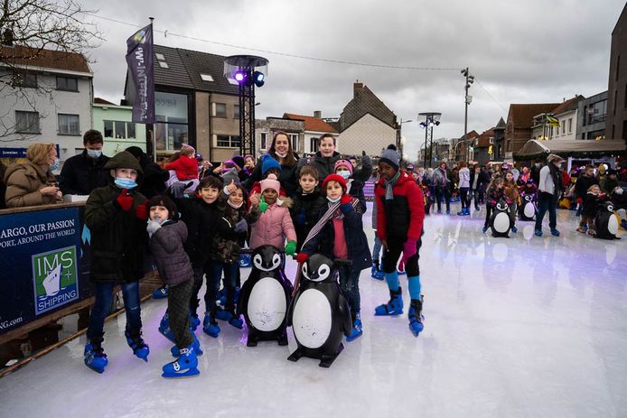 Een groep jonge asielzoekers mocht donderdagnamiddag gratis komen schaatsen op het winterdorp in Kapellen dankzij Joop, die dat voorstelde aan de burgemeester