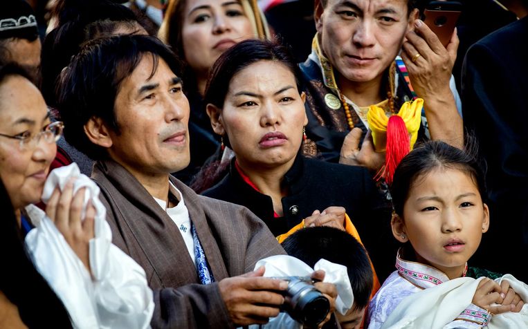 Belangstellenden bij de Nieuwe Kerk om een glimp op te vangen van de Dalai Lama Beeld ANP