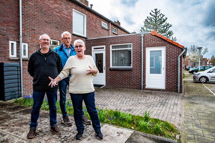 Vlnr: Karel Boereboom, buurman Peter van Heerenbeek en Hannie Boereboom in de wijk Wilhelminadorp in Best, die bijna 75 jaar geleden werd opgericht. Aanleiding voor feestelijkheden in 2024.