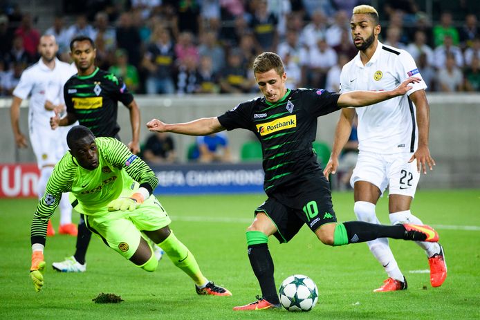 Yvon Mvogo wordt in 2016 namens Young Boys gepasseerd door Thorgan Hazard van Borussia Mönchengladbach.