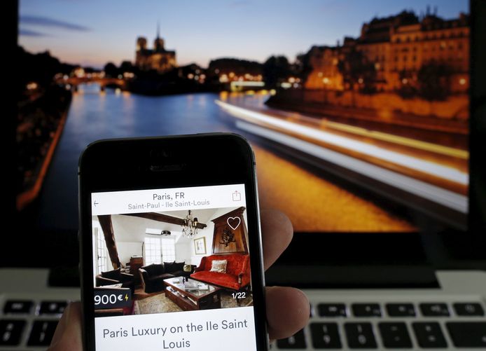 Sinds eind vorig jaar mogen alleen geregistreerde Parijse verhuurders nog huizen aanbieden op Airbnb.