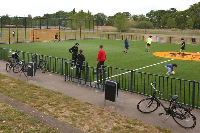 Jongeren voetballen in het Reeshofpark