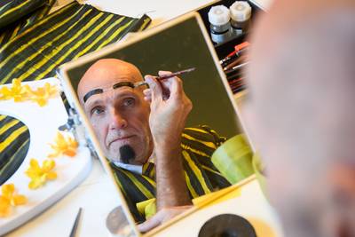 Artiest voor het leven Frank Schooleman uit Lage Zwaluwe brengt carnavalsnummer uit: ‘Maakt de situa