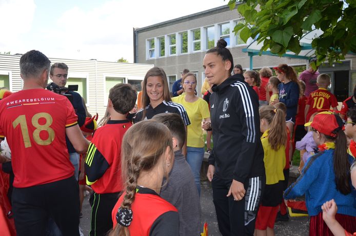 Red Flames Shari Van Belle en Nicky Evrard hebben maandag een bezoek gebracht aan basisschool Molenveld in Denderhoutem.