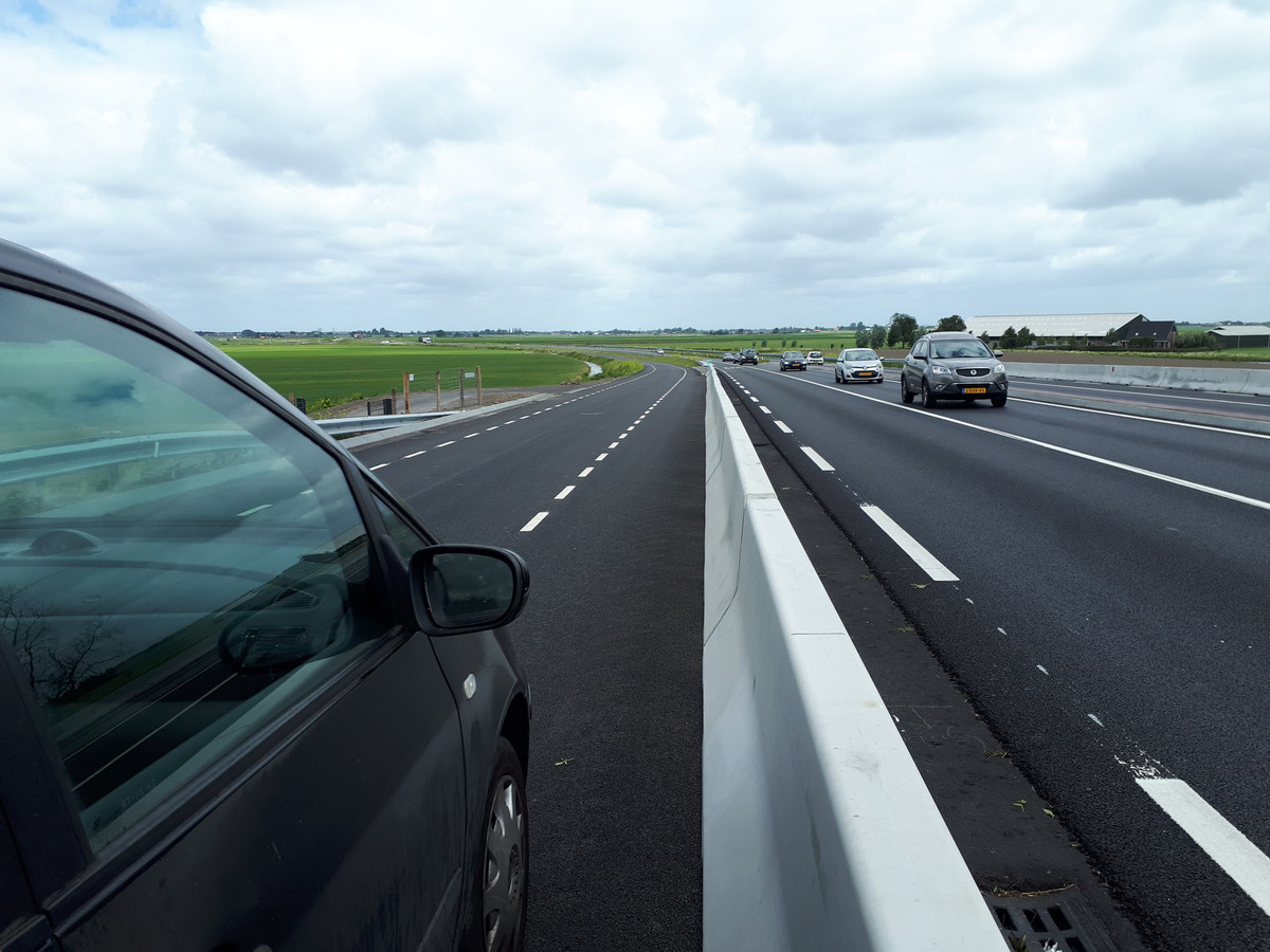 'Auto op busbaan N207 kansarm' | Foto | AD.nl