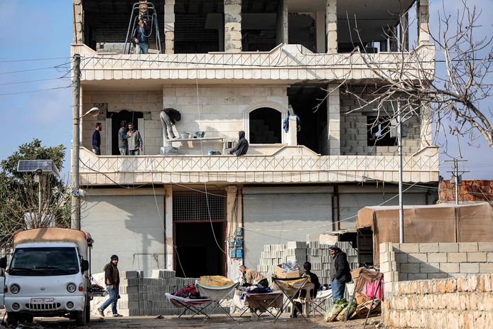 Строители ремонтируют поврежденный дом в Джендересе, Сирия.