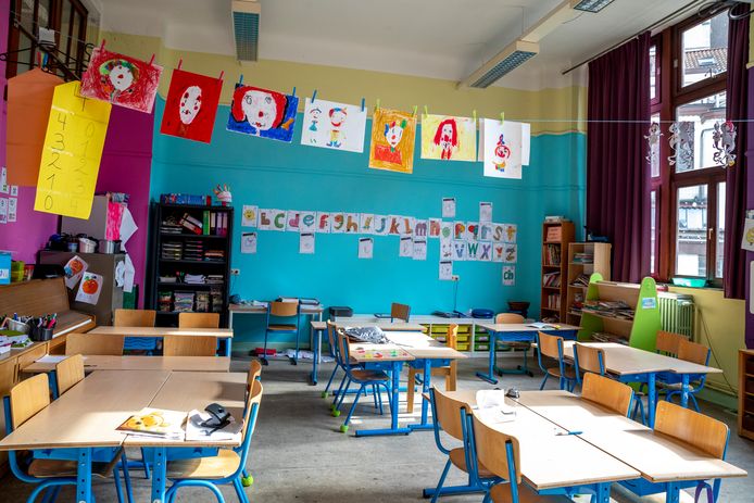 De klasjes in de basisschool Henriette Dachsbeck in Brussel staan vandaag leeg.