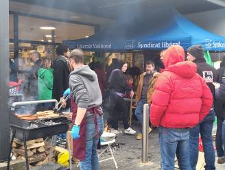 Zeventien winkels Delhaize in Brussel gesloten bij start paasweekend: vakbond voert actie aan filiaal Ukkel