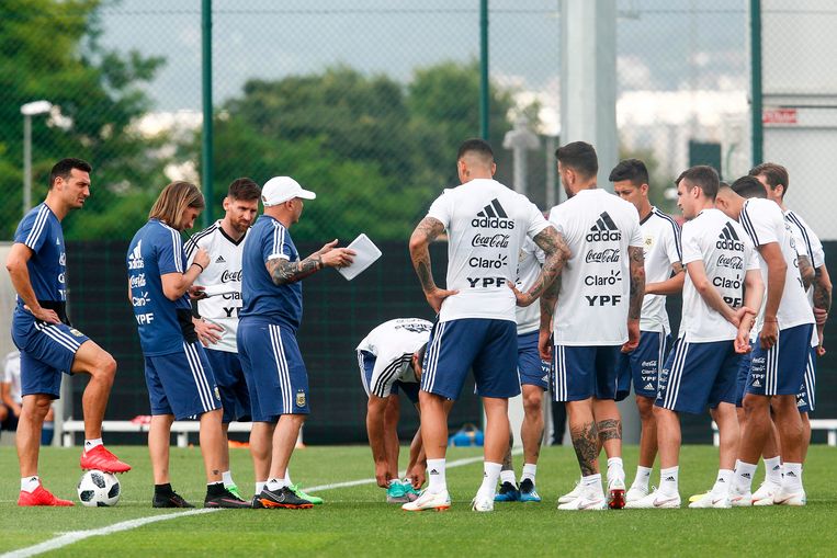 De spelers van het Argentijnse elftal tijdens een training in Barcelona Beeld ANP