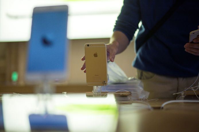 Een klant pakt een iPhone 6 in een Applewinkel in Parijs op de dag van de lancering op 24 november 2014.
