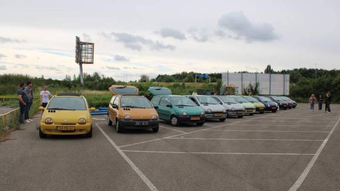 Twingo-rijders ontmoeten elkaar in Amersfoort om 30-jarige jubileum te vieren van koddig stadsautootje
