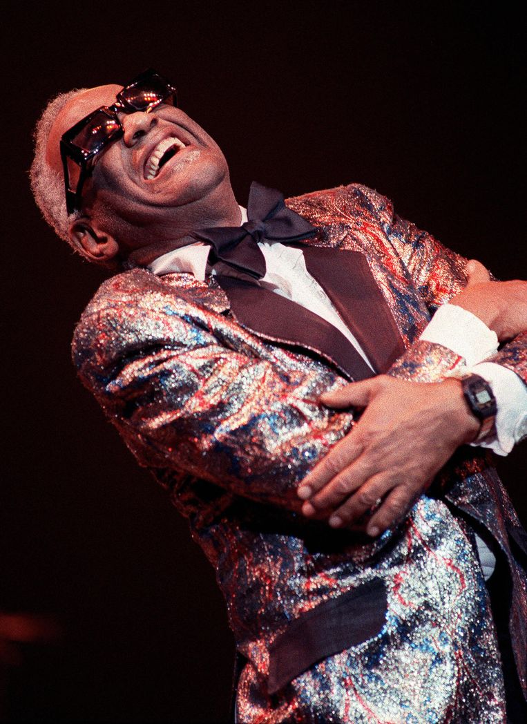 Ray Charles in Parijs in 1989. 'Sinds Ray Charles weet ik: it's the singer, not the song.' Beeld JEAN-PIERRE MULLER / AFP