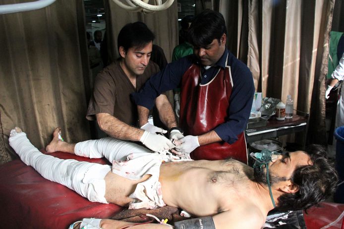 Een gewonde man na de bomaanslag van vrijdag op een drukke markt in de Orakzai-regio in Pakistan. IS claimt deze aanslag.