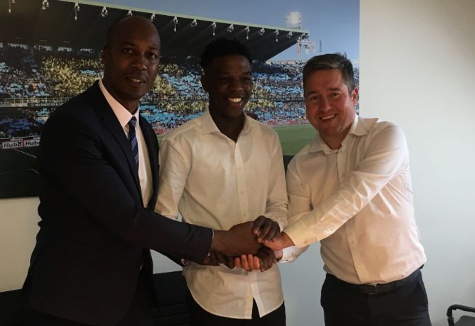Op de foto herkent u naast CEO Vincent Mannaert en Fuakala ook Christian Negouai, zijn makelaar en gewezen speler van onder meer Manchester City, Standard en Charleroi.