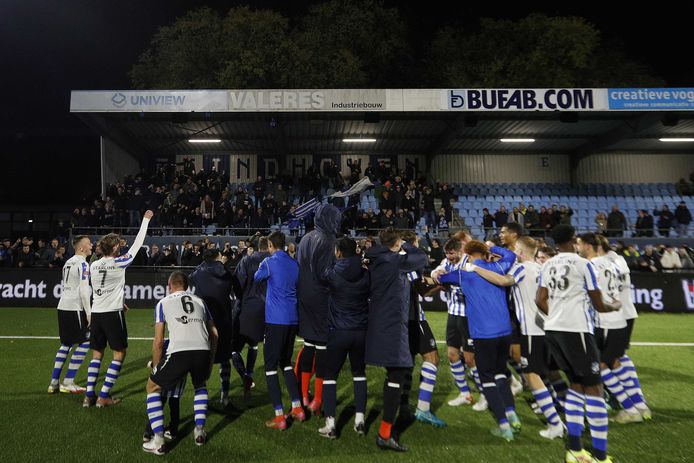 De FC Eindhoven-selectie viert de zege op FC Dordrecht (5-1) traditiegetrouw met de fanatieke aanhang.