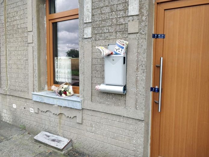 De verzegelde woonst in Strépy-Bracquegnies (La Louvière). In het pand liepen drie dan wel vier honden rond.