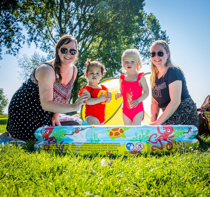 Jessica de Rover (26), Deborah Belder (28) en hun dochters June (1) en Jezzly (1), op de Kaai in Zuid-Beijerland. ,,Onze mannen zijn vrienden van elkaar. Zo hebben wij ook elkaar leren kennen.”