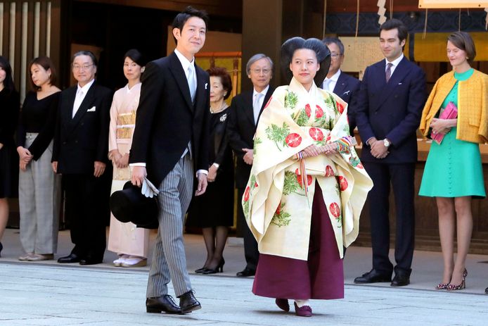 Ayako en haar verloofde kwamen vanmorgen aan bij de Meiji Shrine. De ex-prinses koos daarbij voor traditionele kledij.