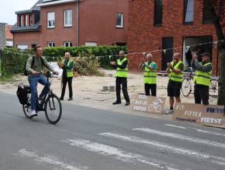Aartselaarse fietsers krijgen warm applaus op weg naar school 