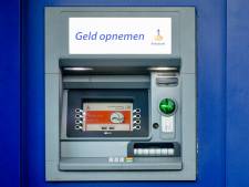 Man (79) raakt 800 euro kwijt na ‘duwtje’ bij pinautomaat in Wierden