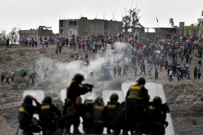De politie vuurt traangas af op demonstranten die de luchthaven van Arequipa proberen binnen te dringen. (19/01/23)