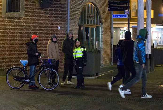 Een agenten in gesprek met een paar jongeren in het centrum van Doetinchem.