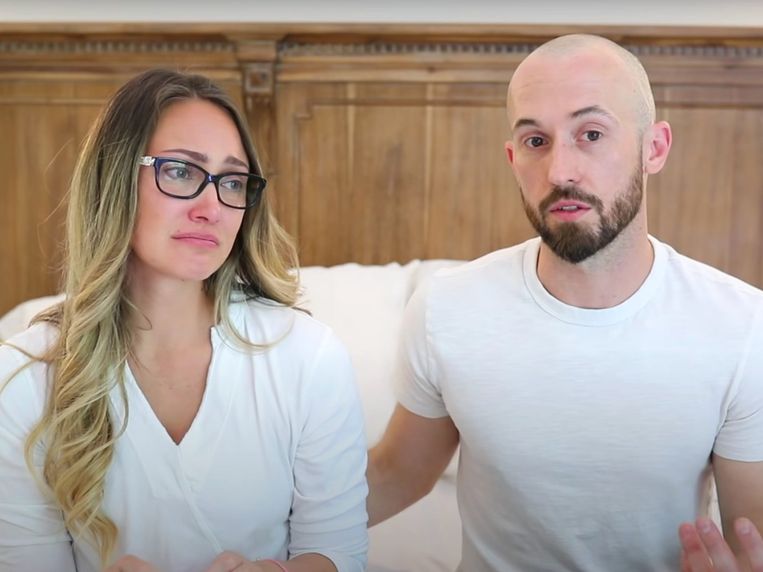 Myka Stauffer en haar echtgenoot James vertellen in een emotionele video dat ze hun 4-jarige adoptiezoon afgestaan hebben aan een ander gezin.