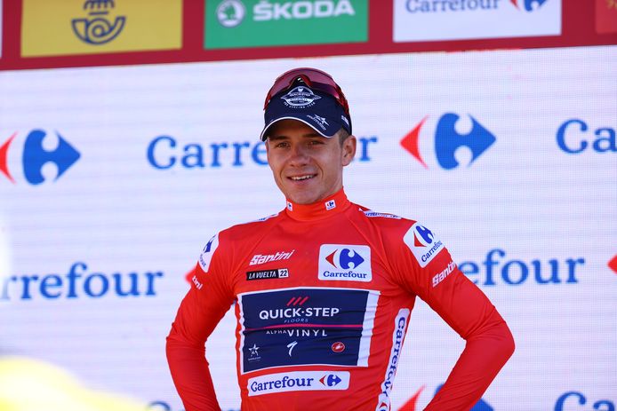 Remco Evenepoel op het podium in de rode trui.