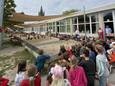 De leerlingen van de Sint-Jozefschool in Lefffinge kunnen zich nu uitleven in de zandbak op de speelplaats van hun school.